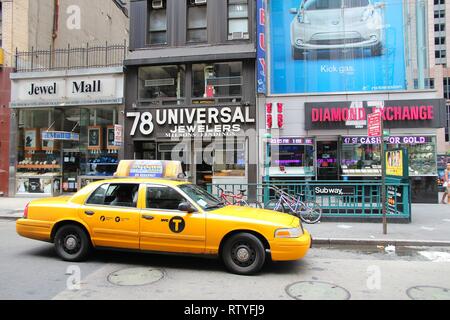 NEW YORK, USA - Juli 4, 2013: Taxi fährt in Diamond District entlang der 47th Street in New York. Dieser Bereich ist einer der weltweit wichtigsten diamond Industry Center Stockfoto
