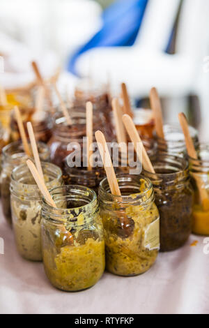 Artisan Marmeladen von verschiedenen Geschmacksrichtungen für die Verkostung Stockfoto