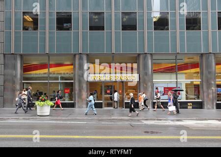 NEW YORK, USA - Juli 1, 2013: Menschen laufen durch Wells Fargo Bank Niederlassung in New York. Wells Fargo wurde der 23 größten Unternehmen in den Vereinigten Staaten in Stockfoto