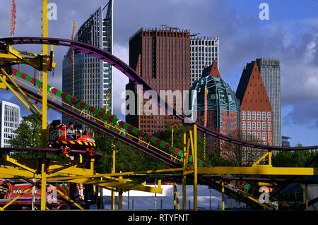 Malieveld, Den Haag, Niederlande. 26. April 2017. koningskermis - King's Fair, mit Den Haag City Centre im Hintergrund. Charles M. Vella/A Stockfoto