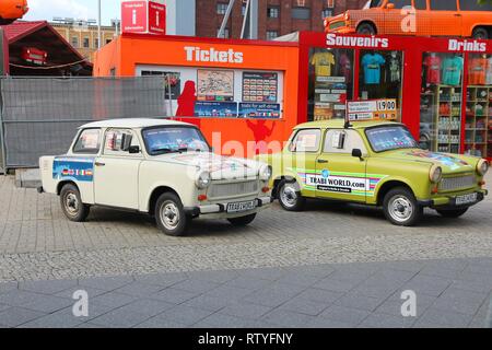 BERLIN, DEUTSCHLAND - 25. AUGUST 2014: Bunte Trabant 601 Autos in Berlin geparkt. 3,096,099 Trabant Autos produziert wurden trotz ihrer berüchtigten inefficienc Stockfoto