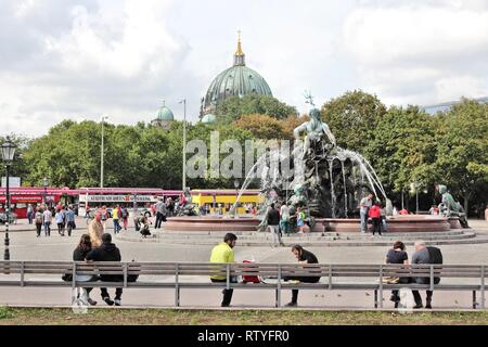 BERLIN, DEUTSCHLAND - 26 AUGUST, 2014: die Menschen besuchen Neptunbrunnen (Neptunbrunnen) in Berlin. Berlin ist die größte Stadt Deutschlands mit einer Bevölkerung von 3,5 mi Stockfoto