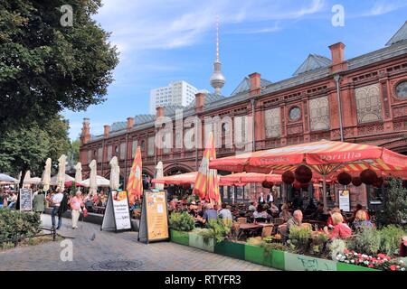 BERLIN, DEUTSCHLAND - 27 AUGUST, 2014: die Menschen speisen Sie am Hackeschen Markt in Berlin. 11,3 Mio. Gäste besuchten Berlin im Jahr 2014. Stockfoto