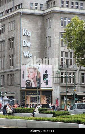 BERLIN, DEUTSCHLAND - 27 AUGUST, 2014: die Menschen besuchen KaDeWe (Kaufhaus des Westens) in Berlin. Es ist die 2. grösste Kaufhaus in Europa nach London Stockfoto