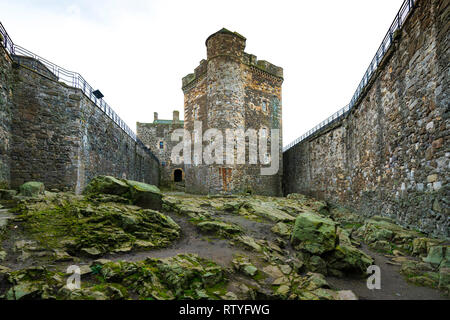 Schwärze Burg eine Festung aus dem 15. Jahrhundert, in der Nähe des Dorfes Schwärze, Schottland, am Südufer des Firth-of-Forth, Schottland, Großbritannien. Schwärzungsgrad Stockfoto