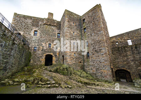 Schwärze Burg eine Festung aus dem 15. Jahrhundert, in der Nähe des Dorfes Schwärze, Schottland, am Südufer des Firth-of-Forth, Schottland, Großbritannien. Schwärzungsgrad Stockfoto