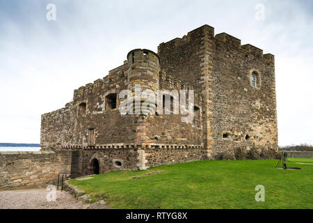 Schwärze Burg eine Festung aus dem 15. Jahrhundert, in der Nähe des Dorfes Schwärze, Schottland, am Südufer des Firth-of-Forth, Schottland, Großbritannien. Schwärzungsgrad Stockfoto