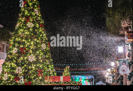 CELEBRATION, Florida, USA - Dezember, 2018: Weihnachten mit schönen Lichter und Schnee an der Celebration City. Stockfoto