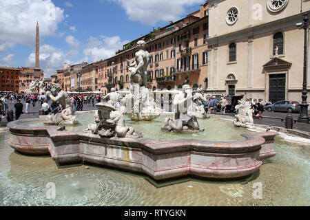 Rom - 13. Mai: Touristen auf der Piazza Navona am 13. Mai 2010 in Rom, Italien. Die ikonischen Square ist einer der am meisten besuchten Sehenswürdigkeiten in der Welt und in einem top Stockfoto