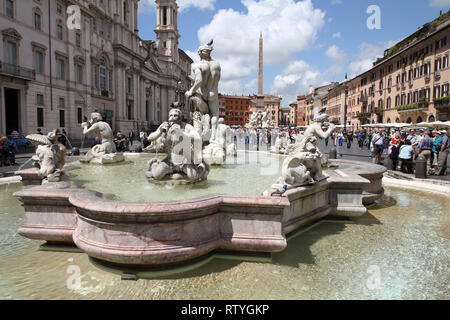 Rom - 13. Mai: Touristen auf der Piazza Navona am 13. Mai 2010 in Rom, Italien. Die ikonischen Square ist einer der am meisten besuchten Sehenswürdigkeiten in der Welt und in einem top Stockfoto