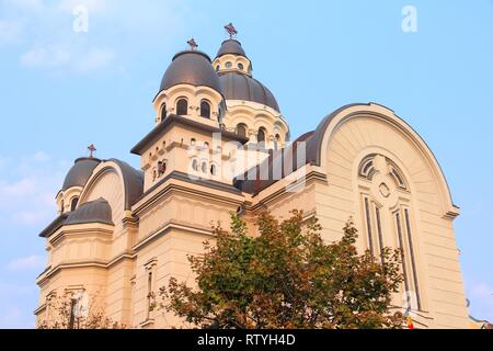 Targu Mures, Rumänien - Blick auf die Altstadt im Abendlicht. Orthodoxe Kathedrale. Die Stadt ist auch als Tirgu Mures bekannt. Stockfoto