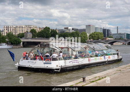 Paris, Frankreich - 2016/06/25: Batobus, Hop on, hop off touristische Bootsfahrt auf der Seine in der Nähe von Canal Saint Martin Stockfoto