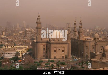 Und Ar-Raifai mosque-madrassa Sultan Hassan Moschee getrübt, die von Luftverschmutzung, Kairo, Ägypten Stockfoto