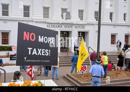 Die Leute hören auf einen Lautsprecher protestieren Steuern oder ein Gas Steuer mit Zeichen gegen mehr Steuern an der Alabama State House in Montgomery Alabama, USA. Stockfoto