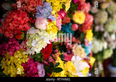 Große bunte Blumen Anordnung in hellen Tönen an einem Blumenladen, schöne Krone geformt dekorativen Blumenschmuck. Feder Konzept. Stockfoto