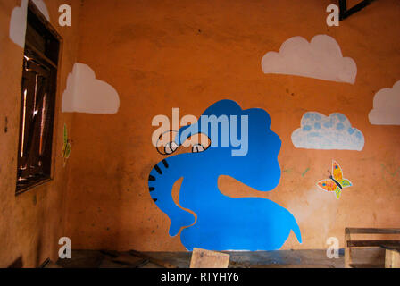 Ein schönes Foto von einer schönen blauen Elefanten auf einem braunen Wand von einem Klassenzimmer einer Grundschule im Dorf Kongo, Ghana gemalt. Stockfoto