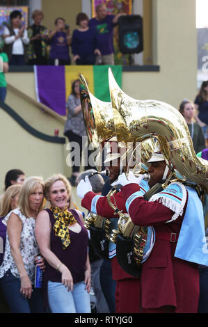 New Orleans, Louisiana, USA. 02. März, 2019. 2. März: Mitglieder von Talladega College Marching Band auf der Canal Street durchführen während Mardi Gras am 2. März 2019 in New Orleans, Louisiana, USA. (Credit: SEAN DRAKES/Alamy leben Nachrichten Stockfoto