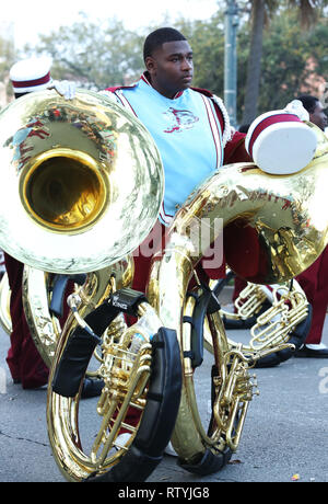 New Orleans, Louisiana, USA. 02. März, 2019. 2. März: Mitglieder von Talladega College Marching Band auf der Canal Street durchführen während Mardi Gras am 2. März 2019 in New Orleans, Louisiana, USA. (Credit: SEAN DRAKES/Alamy leben Nachrichten Stockfoto
