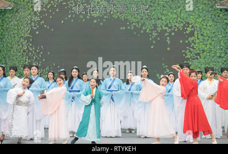 Huzhou, der chinesischen Provinz Zhejiang. 3 Mär, 2019. Menschen führen alte Gedicht an gucheng Dorf Daochang Township in Huzhou Stadt Singen, der ostchinesischen Provinz Zhejiang, 3. März 2019. Eine Kultur und Tourismus Fall wurde an gucheng Dorf statt und zieht viele Touristen Volkskultur zu erleben. Credit: Weng Xinyang/Xinhua/Alamy leben Nachrichten Stockfoto