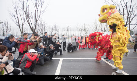 Huzhou, der chinesischen Provinz Zhejiang. 3 Mär, 2019. Fotografen Fotos von traditionellen Löwentanz Leistung bei gucheng Dorf Daochang Township in Huzhou Stadt, der ostchinesischen Provinz Zhejiang, 3. März 2019. Eine Kultur und Tourismus Fall wurde an gucheng Dorf statt und zieht viele Touristen Volkskultur zu erleben. Credit: Weng Xinyang/Xinhua/Alamy leben Nachrichten Stockfoto