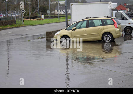 Skibbereen, West Cork, Irland, März 03 2019 schweren nächtlichen Regen weiterhin durch Heute haben beschränkte überschwemmung auf einigen Straßen, die Fahrbedingungen verräterische für Unvorsichtige. Das Wetter ist mit schweren Schauer, Schneeregen und Schnee über Nacht offen bleiben. Credit: aphperspective/Alamy leben Nachrichten Stockfoto