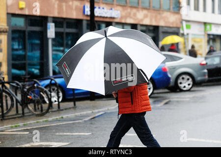 Hereford, Großbritannien. 3. März 2019. UK Wetter - Starker Regen und starke Winde machen für einen Schirm Tag in Hereford als Sturm Freya Ansätze der UK aus dem Süden - Foto Steven Mai/Alamy leben Nachrichten Stockfoto