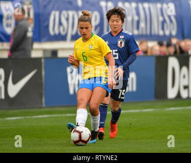 Nashville, USA. 02 Mär, 2019. Brasilianische Nationalmannschaft defender, tamires (6), den Ball als Japans Frauen Nationalmannschaft freuen, MOMIKI Yuka (15), verfolgt sie, während das Internationale Fußballspiel zwischen Brasilien und Japan, in der Sie glaubt, Schale, bei Nissan Stadion in Nashville, TN. Kevin Langley/Sport Süd Media/CSM/Alamy leben Nachrichten Stockfoto