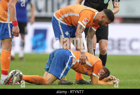 Bielefeld, Deutschland. 03 Mär, 2019. 2. Fussball Bundesliga, Arminia Bielefeld - SV Darmstadt 98, 24. Spieltag in der Schüco Arena. Victor Palsson (oben) aus Darmstadt sucht nach seinem Teamkollegen Marvin Mehlem (unten) auf dem Boden. Credit: Friso Gentsch/dpa - WICHTIGER HINWEIS: In Übereinstimmung mit den Anforderungen der DFL Deutsche Fußball Liga oder der DFB Deutscher Fußball-Bund ist es untersagt, zu verwenden oder verwendet Fotos im Stadion und/oder das Spiel in Form von Bildern und/oder Videos - wie Foto Sequenzen getroffen haben./dpa/Alamy leben Nachrichten Stockfoto