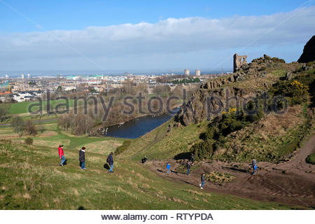 Edinburgh, Großbritannien. 3. März 2019. Saint Anthony's Chapel Ruinen und St. Margarets Loch, Holyrood Park und Arthur's Seat, Menschen im Freien genießen mit Sonne und Wind. Quelle: Craig Brown/Alamy leben Nachrichten Stockfoto