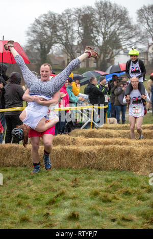 Dorking, Großbritannien, 3. März 2019, Ehemänner, Freunde, tragen ihr Lieben auf den Hügel und wieder zurück über die 380 Meter Rennstrecke für eine Medaille und ein Fass Bier während Der britische Frau Meisterschaften in Dorking, Surry, UK. © Jason Richardson/Alamy Leben Nachrichten statt. Stockfoto