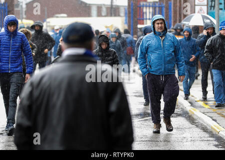 Liverpool, Großbritannien. 3. März, 2019. Liverpool, Großbritannien. 03 Mär, 2019. Redaktionelle Verwendung. Everton Fans laufen zum Stadion im Regen vor dem Premier League Match zwischen Everton und Liverpool im Goodison Park am 3. März 2019 in Liverpool, England. (Foto von Daniel Chesterton/) Credit: PHC Images/Alamy leben Nachrichten Stockfoto