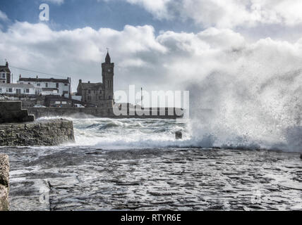 Camborne, Cornwall, Clock Tower GROSSBRITANNIEN. 3. März 2019. Sturm Freya produziert Wellen. Credit: Kathleen weiß/Alamy leben Nachrichten Stockfoto