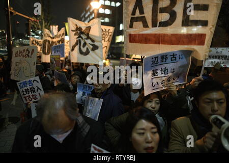 TOKYO, JAPAN - 1. März: Demonstranten Stadium eine Demonstration vor der Ministerpräsidenten Residence gegen die US-Basis in Japan am 1. März 2019 in Tokio, Japan zu protestieren. Die Proteste sind Teil der umfassenderen Demonstrationen auf der Insel gegen die Regierung auf die Verlegung der US Marine Corps Air Station Futenma die Henoko Bezirk von Nago, Okinawa Präfektur. Die Bewohner von Japans Südwesten der Insel region Okinawa abgelehnt, eine Verlagerung der Plan für eine US-Militärbasis im Feb.24 Referendum, erhöht den Druck auf die nationalen Regierungen ihre Haltung, dass die Fazilität wird zu ändern. Stockfoto