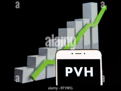 Hong Kong. 10 Feb, 2019. American Clothing Marke PVH-Logo ist auf ein Android mobile Gerät mit einem Aufstieg Wachstumsdiagramm im Hintergrund zu sehen. Credit: Budrul Chukrut/SOPA Images/ZUMA Draht/Alamy leben Nachrichten Stockfoto