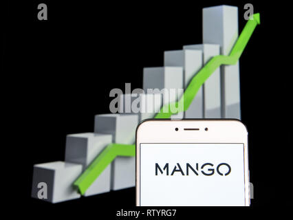 Hong Kong. 10 Feb, 2019. Spanisch Kleidung Marke Mango Logo ist auf ein Android mobile Gerät mit einem Aufstieg Wachstumsdiagramm im Hintergrund zu sehen. Credit: Budrul Chukrut/SOPA Images/ZUMA Draht/Alamy leben Nachrichten Stockfoto