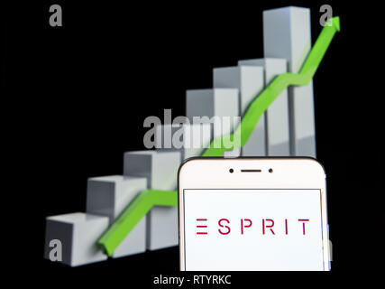 Hong Kong. 10 Feb, 2019. Kleidung Hersteller Esprit Logo ist auf ein Android mobile Gerät mit einem Aufstieg Wachstumsdiagramm im Hintergrund zu sehen. Credit: Budrul Chukrut/SOPA Images/ZUMA Draht/Alamy leben Nachrichten Stockfoto