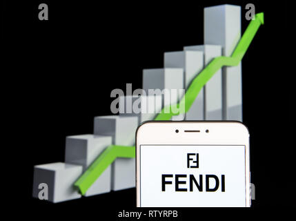 Hong Kong. 10 Feb, 2019. Italienische Mode Marke Fendi Logo ist auf ein Android mobile Gerät mit einem Aufstieg Wachstumsdiagramm im Hintergrund zu sehen. Credit: Budrul Chukrut/SOPA Images/ZUMA Draht/Alamy leben Nachrichten Stockfoto