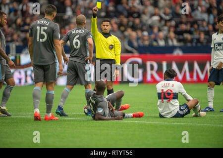 Vancouver, Kanada. 2. März 2019. Schiedsrichter Rubiel Vazquez gibt Ike Gruber (3) von Minnesota United eine gelbe Karte. Minnesota gewinnt 3-2 über Vancouver. Vancouver Whitecaps vs Minnesota United FC BC Place Stadium. © Gerry Rousseau/Alamy leben Nachrichten Stockfoto