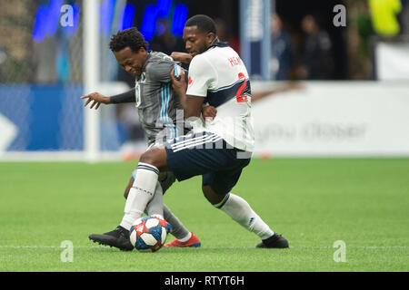 Vancouver, Kanada. 2. März 2019. Romario Ibarra (11) (links) von Minnesota Vereinigten und Doneil Henry (2) von Vancouver Whitecaps Kampf um den Ball. Minnesota gewinnt 3-2 über Vancouver. Vancouver Whitecaps vs Minnesota United FC BC Place Stadium. © Gerry Rousseau/Alamy leben Nachrichten Stockfoto