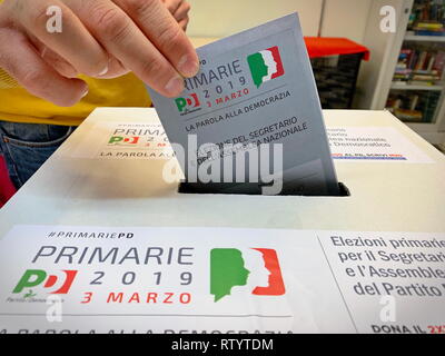 Turin, Italien. 03 Mär, 2019. Die Abstimmung für die Wahl der Nationalen Sekretär der italienischen Demokratischen Partei. Turin, Italien - März 2019 Credit: Michele D'Ottavio/Alamy leben Nachrichten Stockfoto