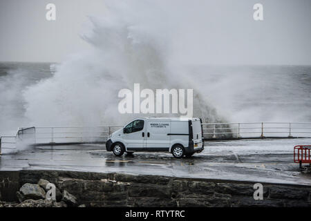 Aberystwyth, Großbritannien. 3. März 2019. UK Wetter: Sturm Freya, die neuesten Tropensturm Großbritannien zu schlagen, Streiks mit Ihrem vollen Kraft gegen den Hafen Abwehr in Aberystwyth am Sonntag Abend. Das Met Office hat eine gelbe Warnmeldung für viel von den westlichen Teilen des Vereinigten Königreichs ausgestellt, mit Böen zwischen 70 und 80 mph Prognose für die freiliegenden Irischen Küsten über Nacht heute abend, mit der Gefahr der Beschädigung von Eigentum und schwere Verletzungen von Personen durch umherfliegende Teile. Foto: Keith Morris/Alamy leben Nachrichten Stockfoto