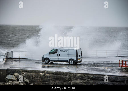 Aberystwyth, Großbritannien. 3. März 2019. UK Wetter: Sturm Freya, die neuesten Tropensturm Großbritannien zu schlagen, Streiks mit Ihrem vollen Kraft gegen den Hafen Abwehr in Aberystwyth am Sonntag Abend. Das Met Office hat eine gelbe Warnmeldung für viel von den westlichen Teilen des Vereinigten Königreichs ausgestellt, mit Böen zwischen 70 und 80 mph Prognose für die freiliegenden Irischen Küsten über Nacht heute abend, mit der Gefahr der Beschädigung von Eigentum und schwere Verletzungen von Personen durch umherfliegende Teile. Foto: Keith Morris/Alamy leben Nachrichten Stockfoto