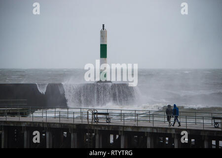 Aberystwyth, Großbritannien. 3. März 2019. UK Wetter: Sturm Freya, die neuesten Tropensturm Großbritannien zu schlagen, Streiks mit Ihrem vollen Kraft gegen den Hafen Abwehr in Aberystwyth am Sonntag Abend. Das Met Office hat eine gelbe Warnmeldung für viel von den westlichen Teilen des Vereinigten Königreichs ausgestellt, mit Böen zwischen 70 und 80 mph Prognose für die freiliegenden Irischen Küsten über Nacht heute abend, mit der Gefahr der Beschädigung von Eigentum und schwere Verletzungen von Personen durch umherfliegende Teile. Foto: Keith Morris/Alamy leben Nachrichten Stockfoto