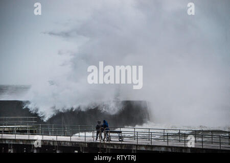 Aberystwyth, Großbritannien. 3. März 2019. UK Wetter: Sturm Freya, die neuesten Tropensturm Großbritannien zu schlagen, Streiks mit Ihrem vollen Kraft gegen den Hafen Abwehr in Aberystwyth am Sonntag Abend. Das Met Office hat eine gelbe Warnmeldung für viel von den westlichen Teilen des Vereinigten Königreichs ausgestellt, mit Böen zwischen 70 und 80 mph Prognose für die freiliegenden Irischen Küsten über Nacht heute abend, mit der Gefahr der Beschädigung von Eigentum und schwere Verletzungen von Personen durch umherfliegende Teile. Foto: Keith Morris/Alamy leben Nachrichten Stockfoto