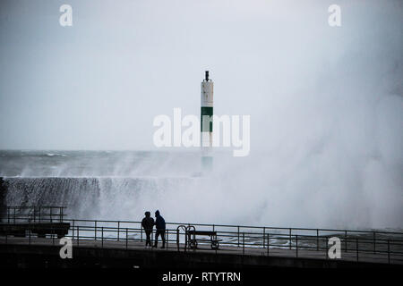 Aberystwyth, Großbritannien. 3. März 2019. UK Wetter: Sturm Freya, die neuesten Tropensturm Großbritannien zu schlagen, Streiks mit Ihrem vollen Kraft gegen den Hafen Abwehr in Aberystwyth am Sonntag Abend. Das Met Office hat eine gelbe Warnmeldung für viel von den westlichen Teilen des Vereinigten Königreichs ausgestellt, mit Böen zwischen 70 und 80 mph Prognose für die freiliegenden Irischen Küsten über Nacht heute abend, mit der Gefahr der Beschädigung von Eigentum und schwere Verletzungen von Personen durch umherfliegende Teile. Foto: Keith Morris/Alamy leben Nachrichten Stockfoto