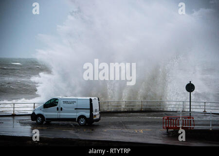 Aberystwyth, Großbritannien. 3. März 2019. UK Wetter: Sturm Freya, die neuesten Tropensturm Großbritannien zu schlagen, Streiks mit Ihrem vollen Kraft gegen den Hafen Abwehr in Aberystwyth am Sonntag Abend. Das Met Office hat eine gelbe Warnmeldung für viel von den westlichen Teilen des Vereinigten Königreichs ausgestellt, mit Böen zwischen 70 und 80 mph Prognose für die freiliegenden Irischen Küsten über Nacht heute abend, mit der Gefahr der Beschädigung von Eigentum und schwere Verletzungen von Personen durch umherfliegende Teile. Foto: Keith Morris/Alamy leben Nachrichten Stockfoto