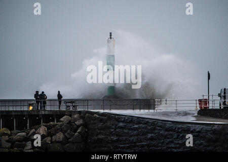 Aberystwyth, Großbritannien. 3. März 2019. UK Wetter: Sturm Freya, die neuesten Tropensturm Großbritannien zu schlagen, Streiks mit Ihrem vollen Kraft gegen den Hafen Abwehr in Aberystwyth am Sonntag Abend. Das Met Office hat eine gelbe Warnmeldung für viel von den westlichen Teilen des Vereinigten Königreichs ausgestellt, mit Böen zwischen 70 und 80 mph Prognose für die freiliegenden Irischen Küsten über Nacht heute abend, mit der Gefahr der Beschädigung von Eigentum und schwere Verletzungen von Personen durch umherfliegende Teile. Foto: Keith Morris/Alamy leben Nachrichten Stockfoto