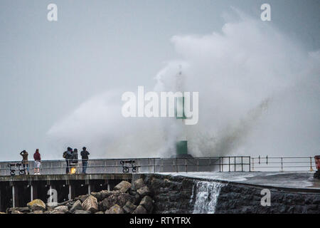 Aberystwyth, Großbritannien. 3. März 2019. UK Wetter: Sturm Freya, die neuesten Tropensturm Großbritannien zu schlagen, Streiks mit Ihrem vollen Kraft gegen den Hafen Abwehr in Aberystwyth am Sonntag Abend. Das Met Office hat eine gelbe Warnmeldung für viel von den westlichen Teilen des Vereinigten Königreichs ausgestellt, mit Böen zwischen 70 und 80 mph Prognose für die freiliegenden Irischen Küsten über Nacht heute abend, mit der Gefahr der Beschädigung von Eigentum und schwere Verletzungen von Personen durch umherfliegende Teile. Foto: Keith Morris/Alamy leben Nachrichten Stockfoto