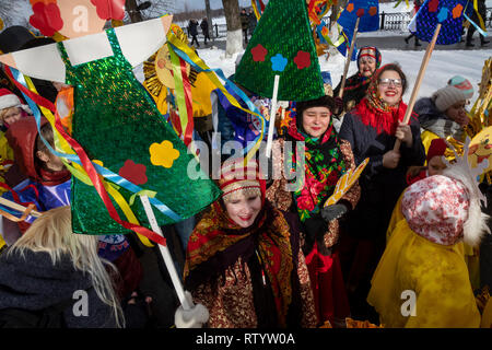 Jaroslawl, Russland. 3. März, 2019: Die Menschen feiern Maslenitsa durch Karnevalsumzug im Zentrum von Jaroslawl Stadt in Russland. Maslenitsa ist Russisch Sun Festival, das das Ende des Winters feiert und markiert die Ankunft des Frühlings Credit: Nikolay Winokurow/Alamy leben Nachrichten Stockfoto