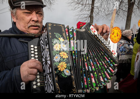 Jaroslawl, Russland. 3. März, 2019: Die Menschen feiern Maslenitsa durch Karnevalsumzug im Zentrum von Jaroslawl Stadt in Russland. Maslenitsa ist Russisch Sun Festival, das das Ende des Winters feiert und markiert die Ankunft des Frühlings Credit: Nikolay Winokurow/Alamy leben Nachrichten Stockfoto